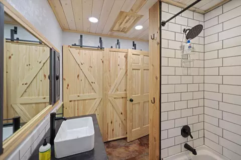 Bath - 1756 Grant Mcmahan Blvd, Ely, MN 55731 photo 2 of 5