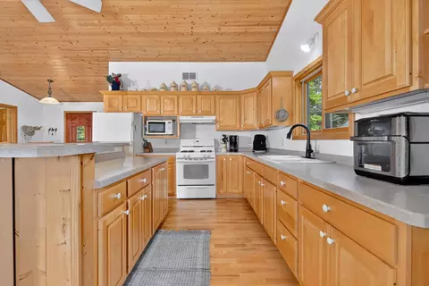 Kitchen - 39343 Cedar Heights Rd, Bigfork, MN 56628 photo 3 of 6
