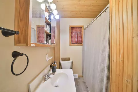 Bath - 1015 13th Ave NE, Brainerd, MN 56401 photo 1 of 1
