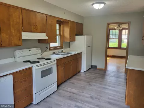 Entry Way - 919 6th St SW, Willmar, MN 56201 photo 3 of 3