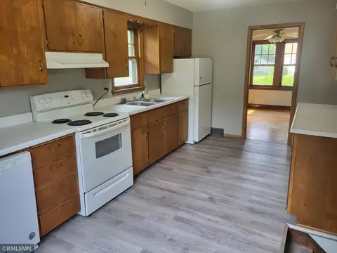 Entry Way - 919 6th St SW, Willmar, MN 56201 photo 2 of 3