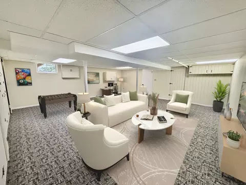 2021 Chambers St, Maplewood, MN 55109
