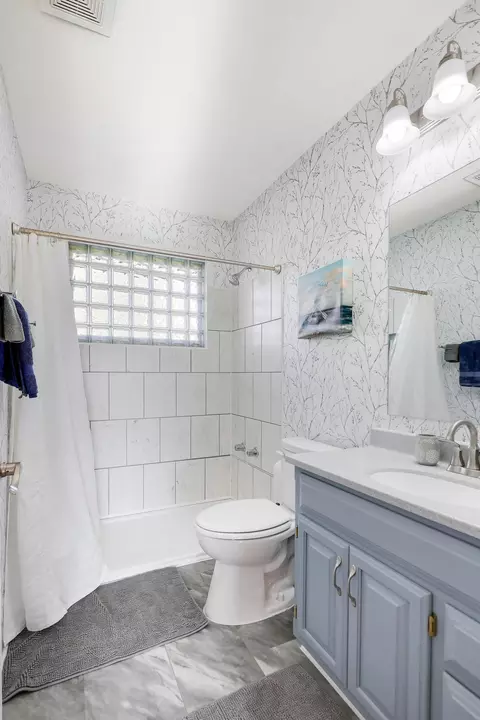 Bath - 2018 Shale Ln, Eagan, MN 55122 photo 1 of 2