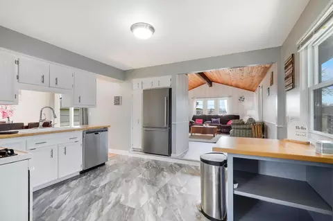 Kitchen - 2018 Shale Ln, Eagan, MN 55122 photo 2 of 2