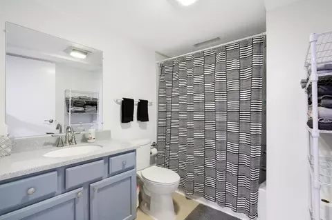 Bath - 2018 Shale Ln, Eagan, MN 55122 photo 2 of 2