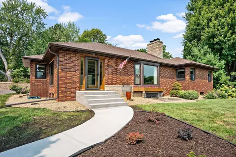 2005 Kenwood Dr W, Maplewood, MN 55117