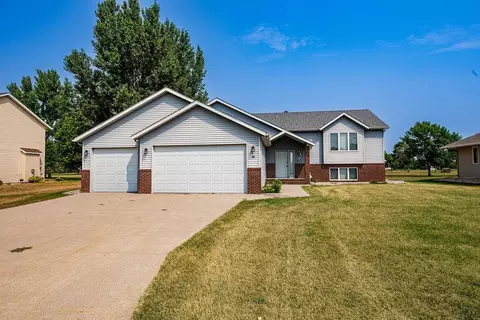 202 Fairway Dr, Casselton, ND 58012