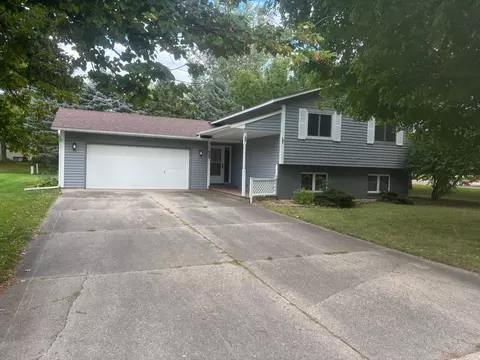 469 Campbell Ln NW, Hutchinson, MN 55350