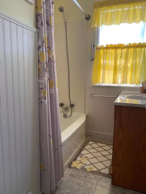 Bath - 708 8th St SW, Willmar, MN 56201 photo 1 of 2