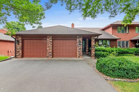 18 Anemone Cir, North Oaks, MN 55127