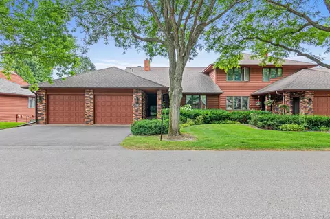 18 Anemone Cir, North Oaks, MN 55127