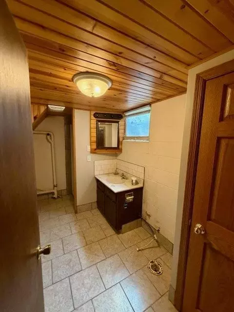 Bath - 205 9th Ave E, Lisbon, ND 58054 photo 2 of 2