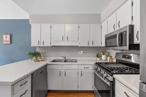 Kitchen - 1595 Four Oaks Rd, Eagan, MN 55121 photo 3 of 3