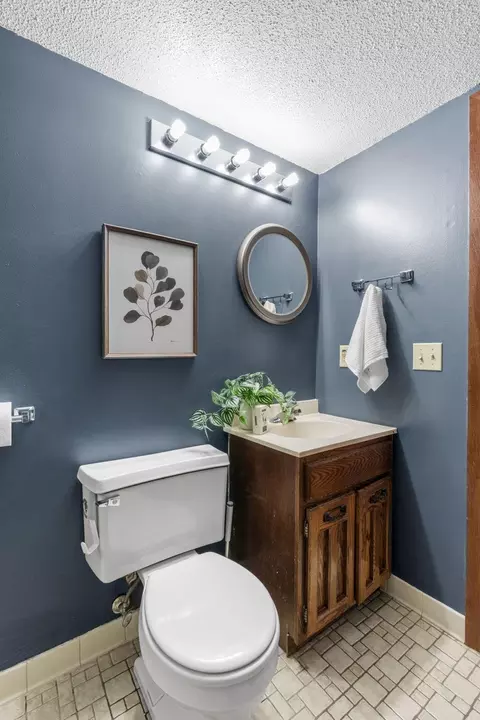 Bath - 1595 Four Oaks Rd, Eagan, MN 55121 photo 4 of 4