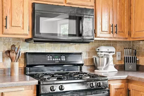 Kitchen - 2331 Schoolmaster Dr, Chaska, MN 55318 photo 5 of 7