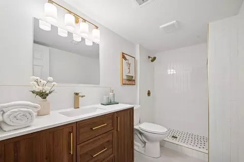 Bath - 18121 Covington Path, Minnetonka, MN 55345 photo 3 of 5