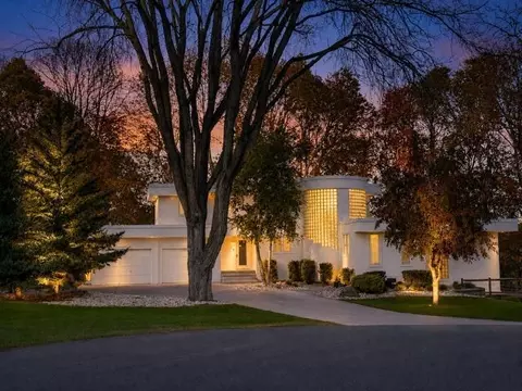 317 Meadow Woods Dr, Mankato, MN 56001