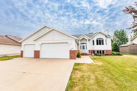 3323 Parkview Ln S, Fargo, ND 58103