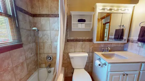Bath - 902 3rd Ave S, Albert Lea, MN 56007 photo 2 of 3