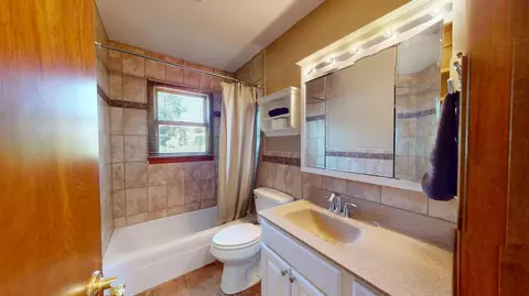 Bath - 902 3rd Ave S, Albert Lea, MN 56007 photo 1 of 3