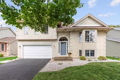 8632 Seasons Ct, Woodbury, MN 55125