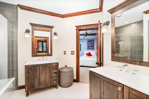 Bath - 580 Marshall St, Duluth, MN 55803 photo 5 of 6