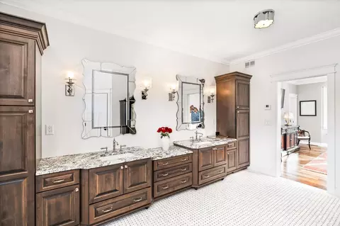 Bath - 580 Marshall St, Duluth, MN 55803 photo 3 of 6