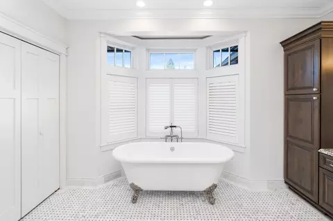 Bath - 580 Marshall St, Duluth, MN 55803 photo 2 of 6