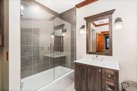 Bath - 580 Marshall St, Duluth, MN 55803 photo 6 of 6