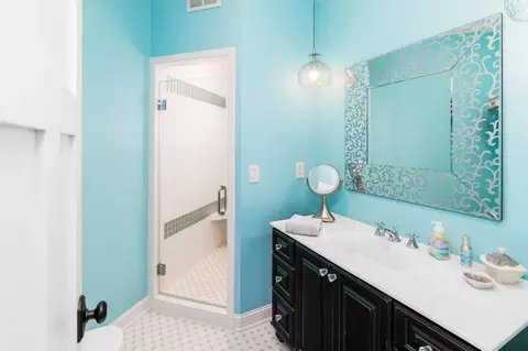 Bath - 580 Marshall St, Duluth, MN 55803 photo 4 of 6