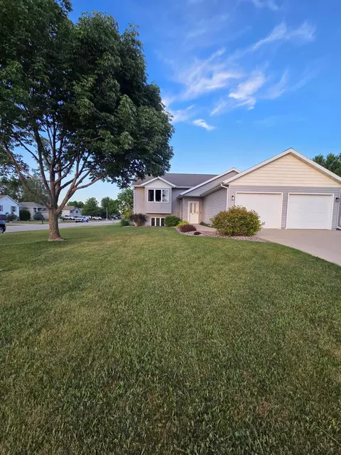 902 Nancy Ct SW, Eyota, MN 55934