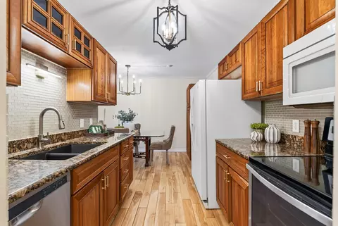 205 Barry Ave S #306, Wayzata, MN 55391