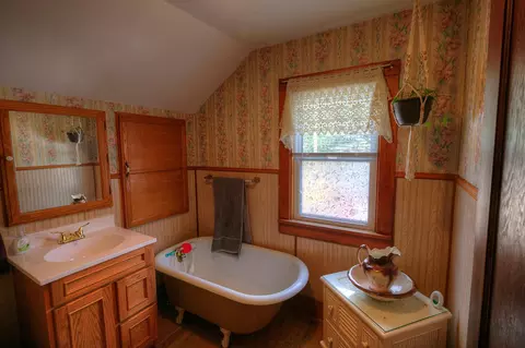 Bath - 519 Buchanan St, Red Wing, MN 55066 photo 1 of 2