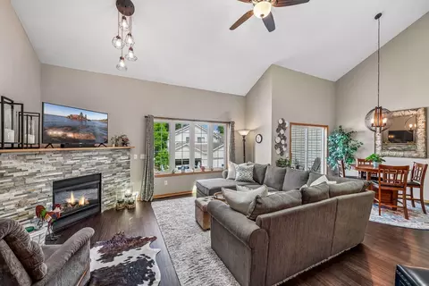 912 Kelly Ct, Chanhassen, MN 55317