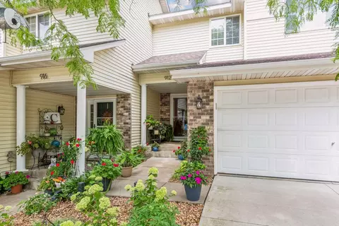 912 Kelly Ct, Chanhassen, MN 55317