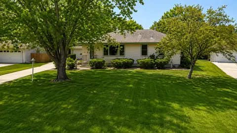 7925 Penn Ave N, Brooklyn Park, MN 55444
