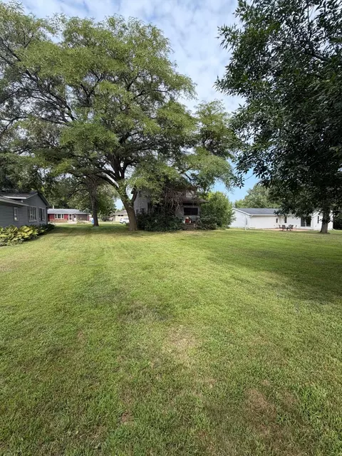 Exterior - 525 1st St, Dawson, MN 56232 photo 3 of 5
