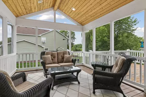 957 Lake Ridge Bay Bay, Woodbury, MN 55129