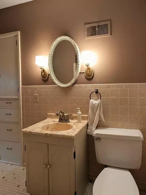 Bath - 616 S 9th St, Montevideo, MN 56265 photo 2 of 5