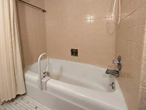 Bath - 616 S 9th St, Montevideo, MN 56265 photo 3 of 5