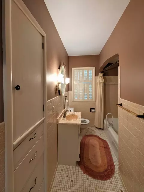 Bath - 616 S 9th St, Montevideo, MN 56265 photo 1 of 5