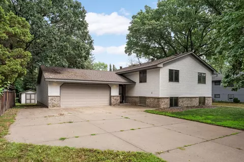 7719 Knollwood Dr, Mounds View, MN 55112