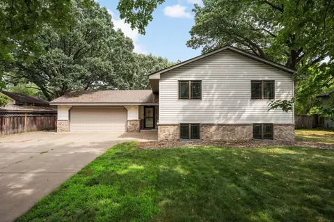 7719 Knollwood Dr, Mounds View, MN 55112
