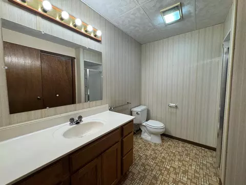 Bath - 500 Deschepper St, Marshall, MN 56258 photo 4 of 4