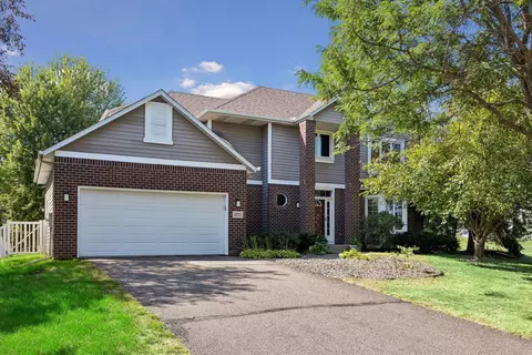 3925 Urbandale Ln N, Plymouth, MN 55446