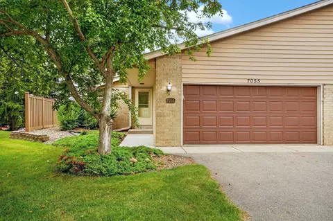 7055 Robinwood Trl, Woodbury, MN 55125