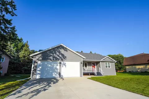 828 Alice Dr, Thief River Falls, MN 56701