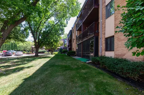 2670 Oxford St N #204, Roseville, MN 55113