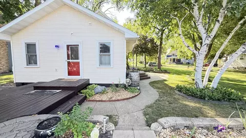 Exterior - 910 N 5th St, Montevideo, MN 56265 photo 5 of 6