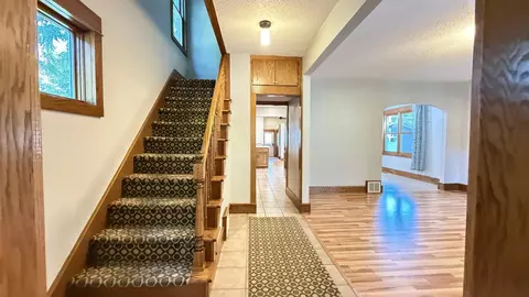 Entry Way - 910 N 5th St, Montevideo, MN 56265 photo 3 of 7